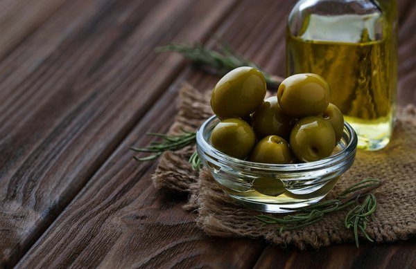 Des étiquettes d'huile d'olive originales pour une présentation parfaite